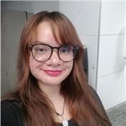 Profesor de matemáticas imparte clases a jóvenes estudiantes de colegio